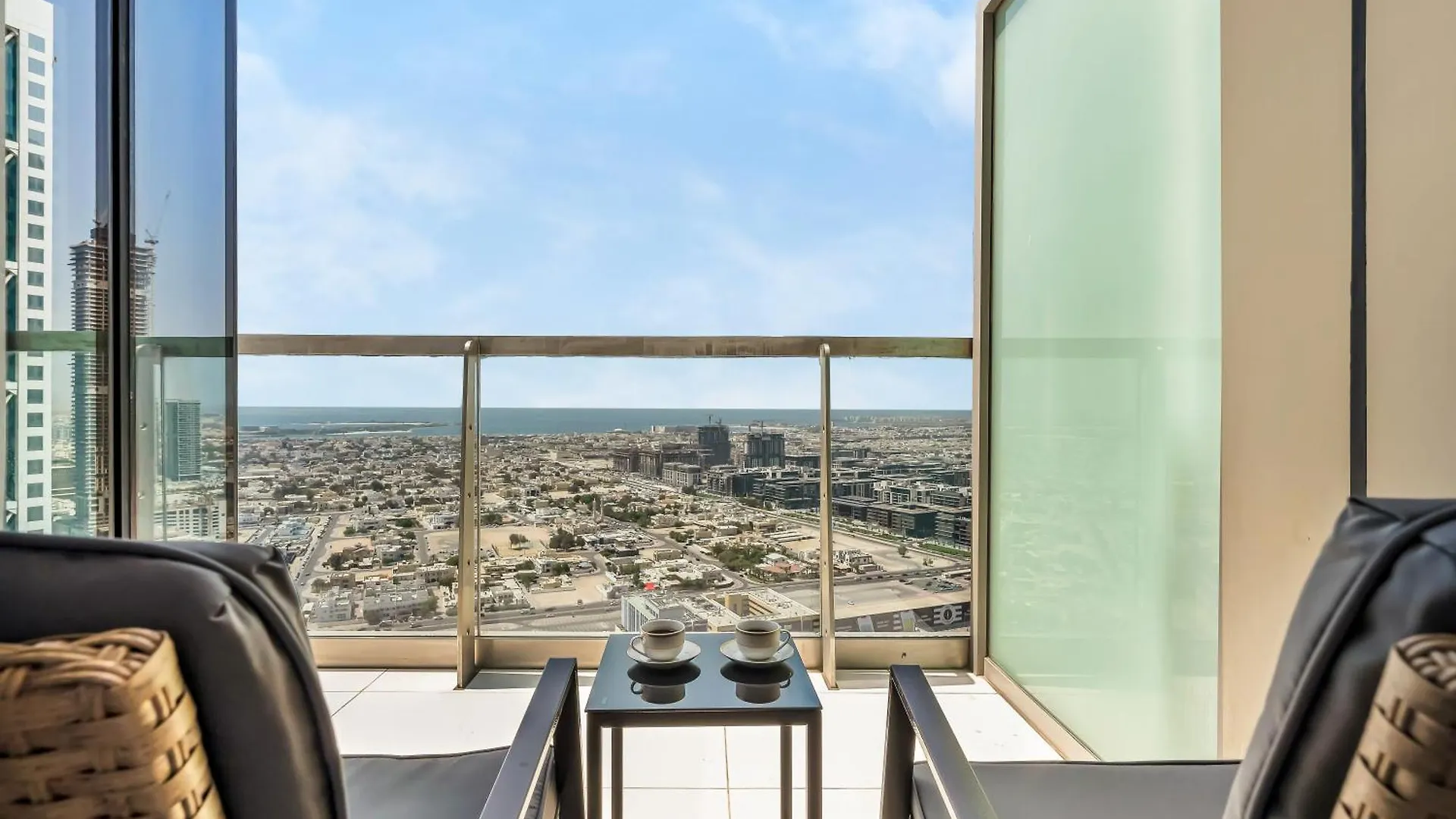 Famous Infinity Pool 64Th Floor Near Burj Khalifa Apartment Dubai United Arab Emirates